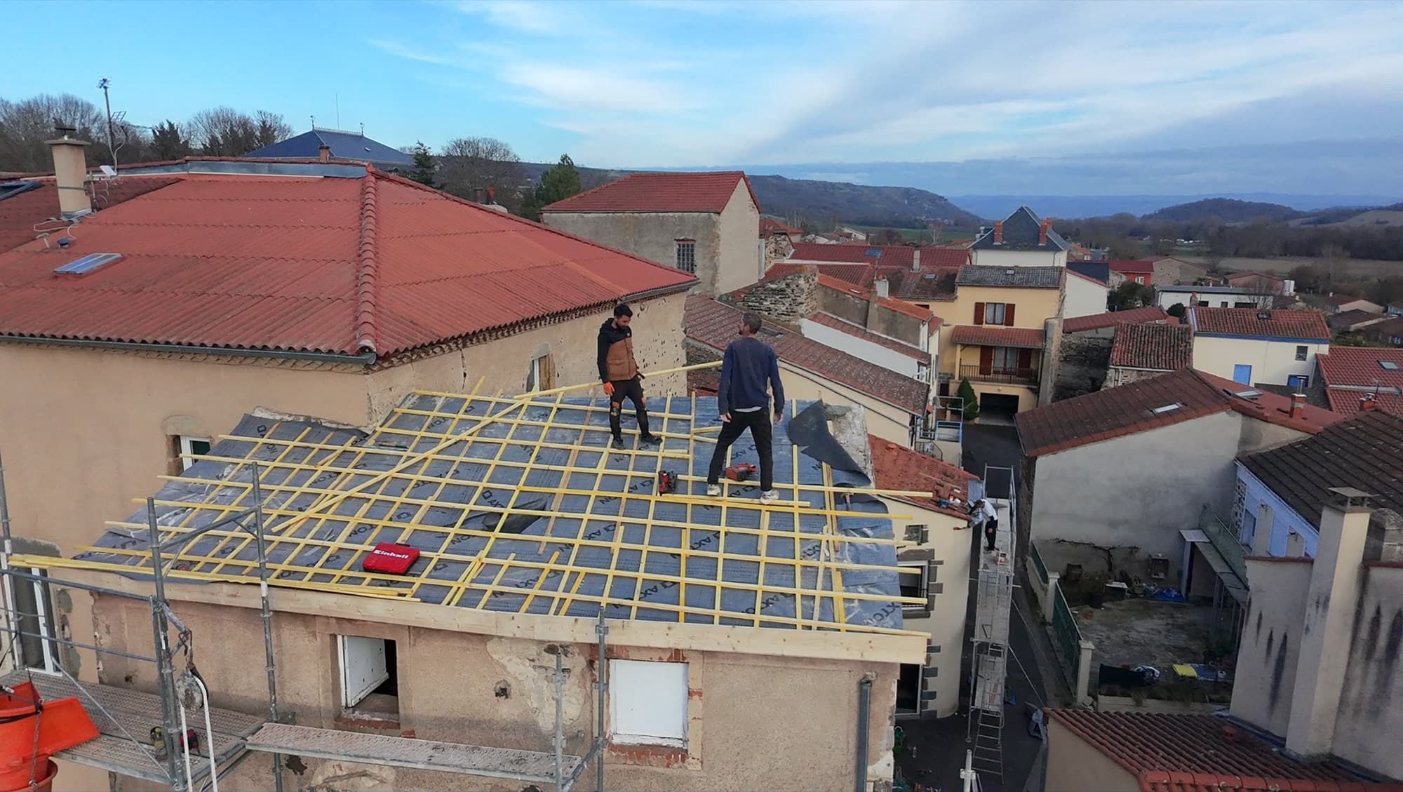 Couvreur de LS Couverture 63 sur une toiture dans le Puy-de-Dôme